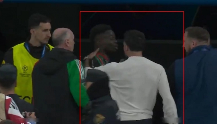 Saka ẩu đả với Carvajal của Real Madrid.