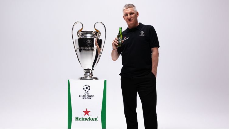 Huyền thoại UEFA Champions League lần đầu đặt chân đến Việt Nam.
