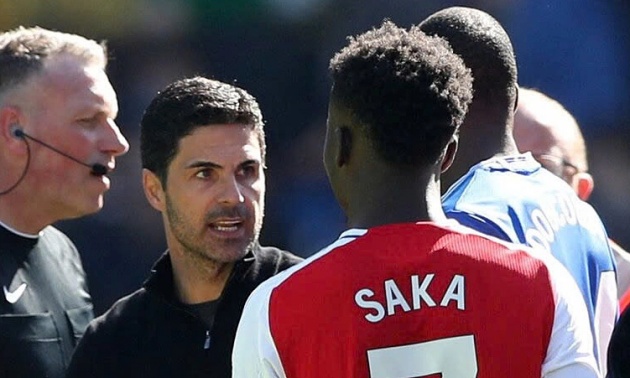 Arsenal trở lại mặt đất, sẩy chân sốc?