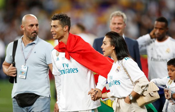 Tiết lộ sốc: Đấu sĩ bò tót là vệ sĩ của Ronaldo ở World Cup 2018 - Bóng Đá