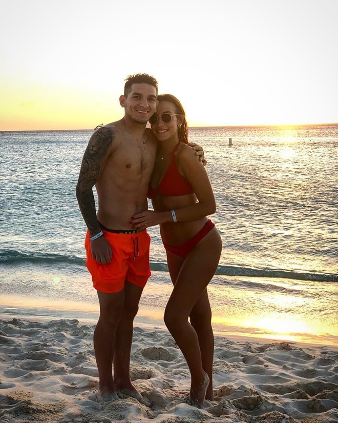Lucas Torreira chụp ảnh cùng bạn gái trên bãi biển - Bóng Đá