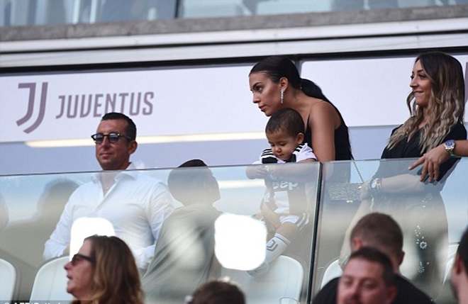 Bạn gái cổ vũ Ronaldo trên khán đài - Bóng Đá
