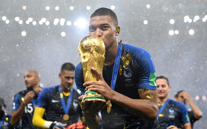 Pele gặp Kylian Mbappe tại sự kiện đồng hồ Thụy Sĩ - Bóng Đá