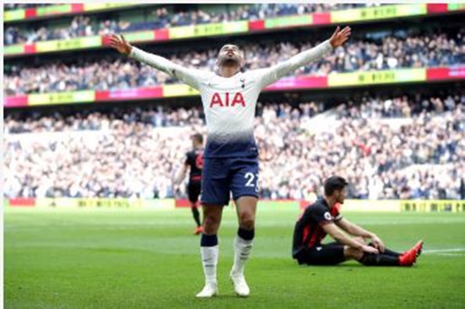 Moura lập hattrick, Tottenham vượt qua Chelsea trên bảng xếp hạng