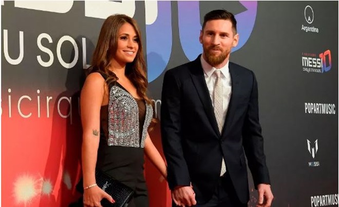 Vợ của Messi và Fabregas tham dự sự kiện thời trang - Bóng Đá
