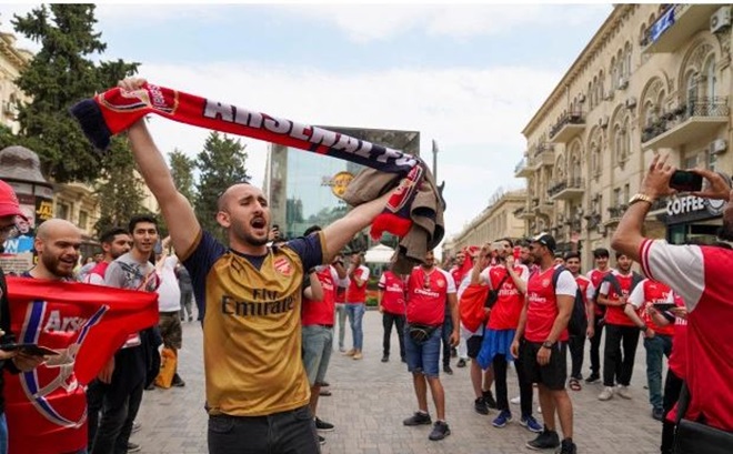 Fan Arsenal và Chelsea tại Baku (The Sun) - Bóng Đá