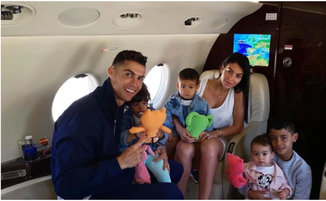 Ronaldo du lịch cùng Georgina trong ngày cưới của Ramos - Bóng Đá
