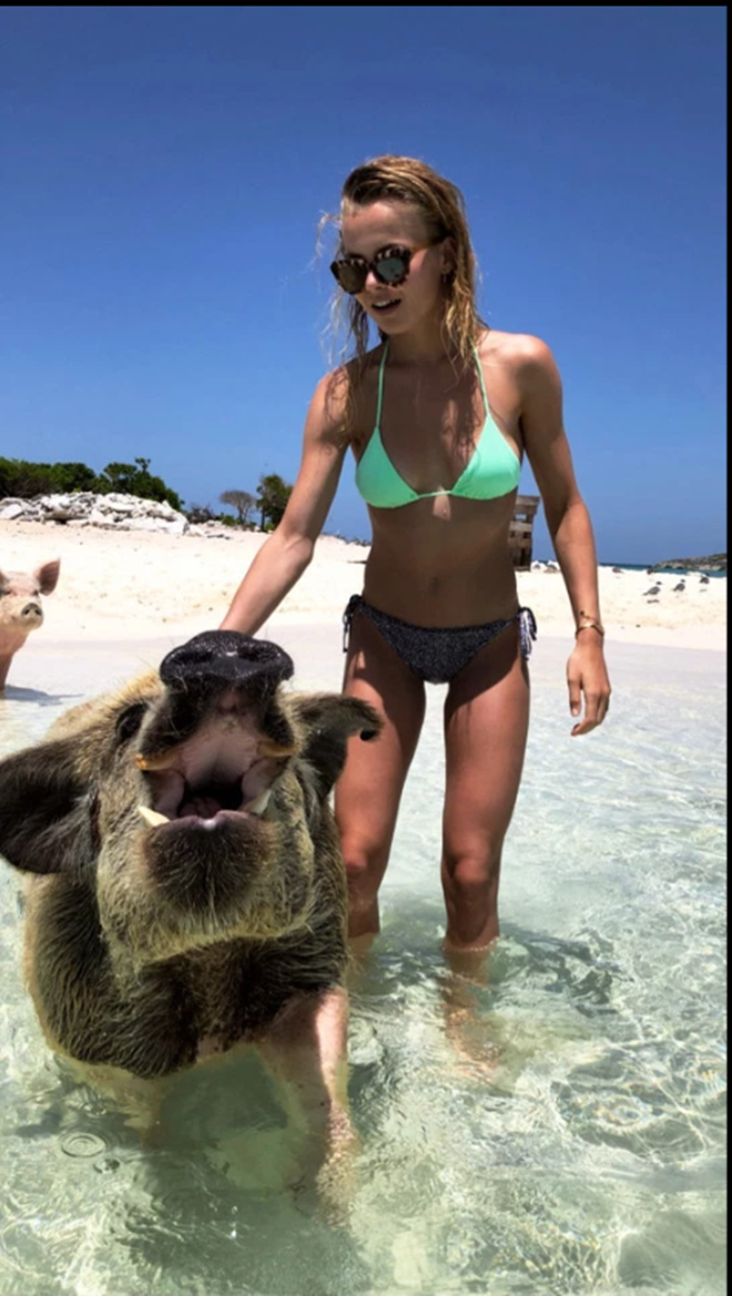 De Ligt chơi với lợn biển tại Bahamas (The Sun) - Bóng Đá