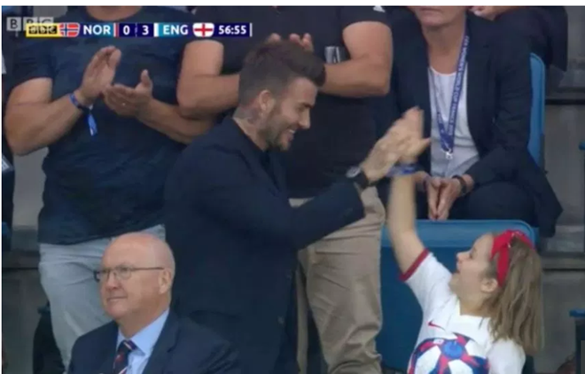 David Beckham cùng con gái cổ vũ Tam Sư nữ tại WC (The Sun) - Bóng Đá