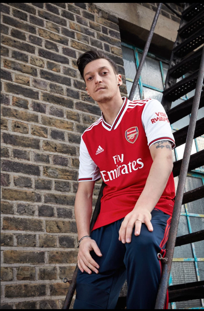 Các cầu thủ Arsenal giới thiệu áo đấu mới (The Sun) - Bóng Đá