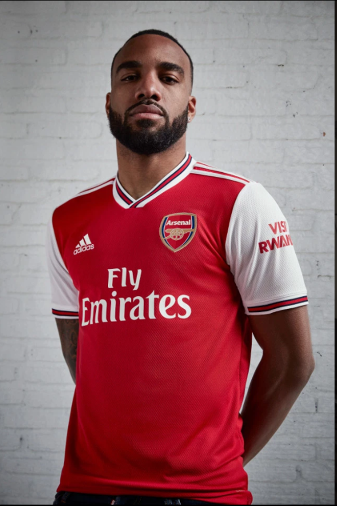 Các cầu thủ Arsenal giới thiệu áo đấu mới (The Sun) - Bóng Đá