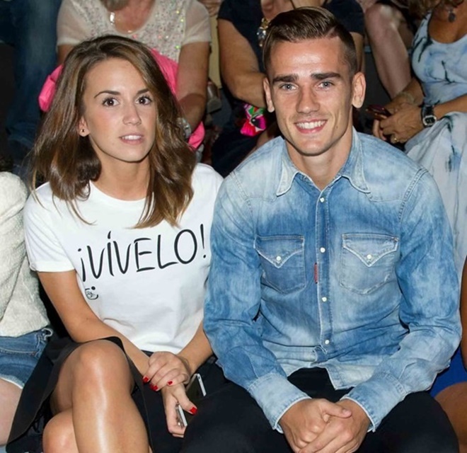 Griezmann laughs with pals in Ibiza as busty wife Erika splashes about on paddle board despite Barcelona transfer fallout - Bóng Đá