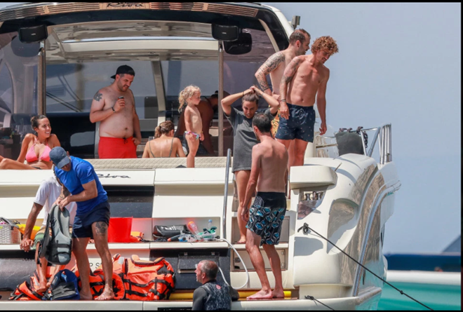 Griezmann laughs with pals in Ibiza as busty wife Erika splashes about on paddle board despite Barcelona transfer fallout - Bóng Đá