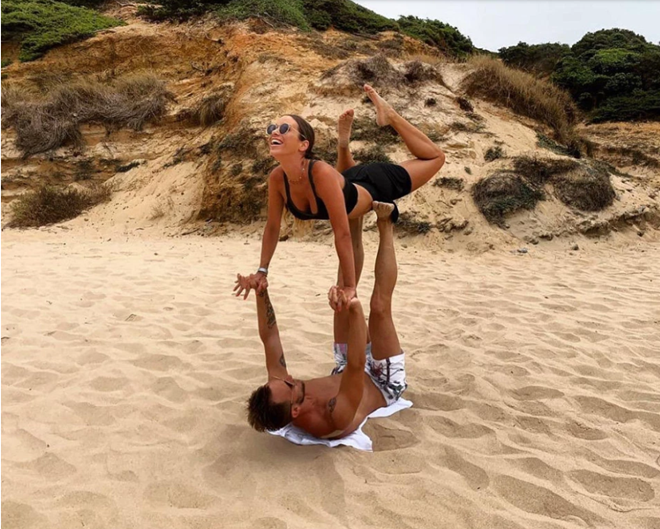 Man Utd target Ivan Rakitic and stunning wife Raquel stay in shape with joint beach workout - Bóng Đá
