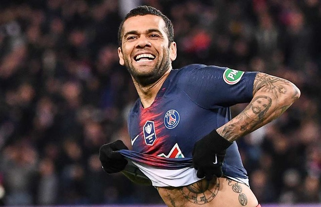 Arsenal target Dani Alves goes more Steve Irwin than Denis Irwin as he shows off ‘new job’ as zookeeper - Bóng Đá