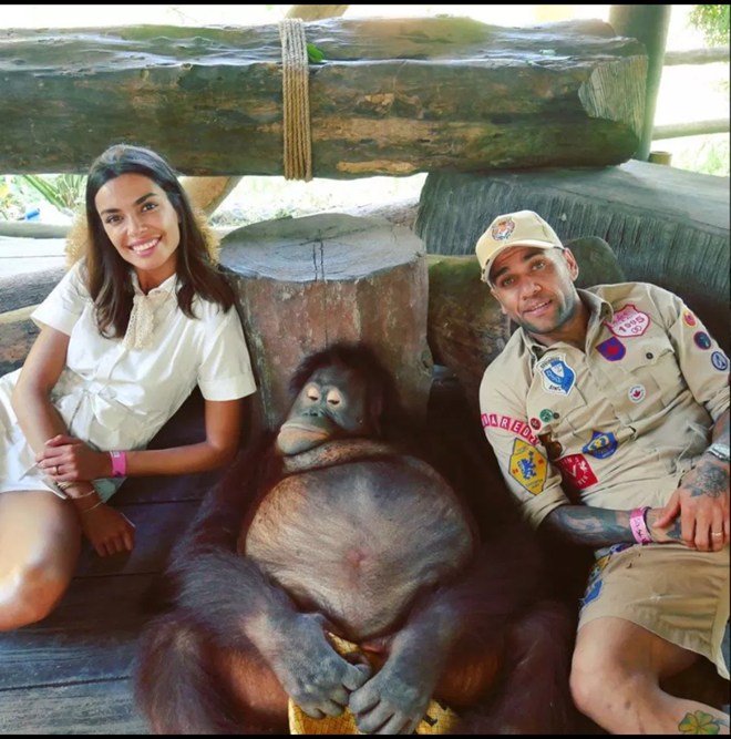 Arsenal target Dani Alves goes more Steve Irwin than Denis Irwin as he shows off ‘new job’ as zookeeper - Bóng Đá