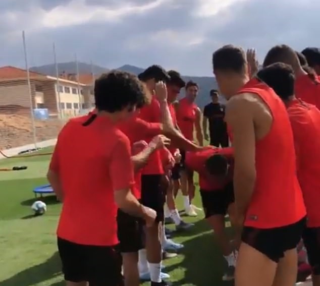 Kieran Trippier warmly greeted by Atletico Madrid team-mates as he trains for first time after signing from Tottenham in £20m deal - Bóng Đá