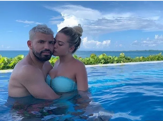 Sergio Aguero snogs stunning new girlfriend Sofia Calzetti in Bahamas as Man City team-mates work up sweat on China tour - Bóng Đá