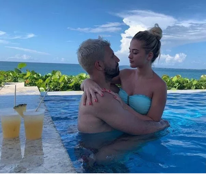 Sergio Aguero snogs stunning new girlfriend Sofia Calzetti in Bahamas as Man City team-mates work up sweat on China tour - Bóng Đá