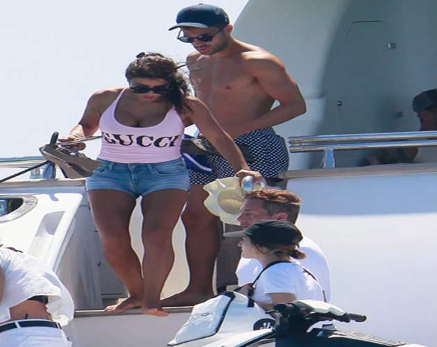 Lionel Messi, Luis Suarez and Co relax with stunning Wags on luxury yacht after Barcelona star’s run-in at night club - Bóng Đá