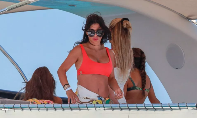Lionel Messi, Luis Suarez and Co relax with stunning Wags on luxury yacht after Barcelona star’s run-in at night club - Bóng Đá