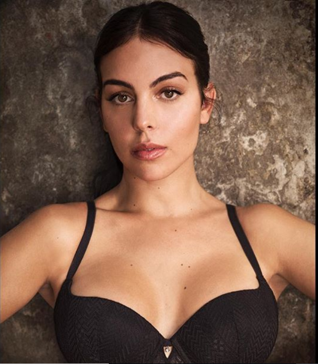 Georgina Rodriguez stuns in tiny lingerie as Cristiano Ronaldo’s girlfriend launches new underwear campaign - Bóng Đá