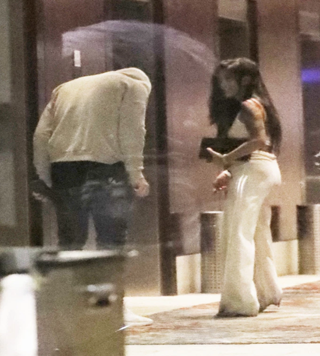 Wayne Rooney pictured getting into hotel lift with mystery woman at 5:30am after seven-hour booze session - Bóng Đá