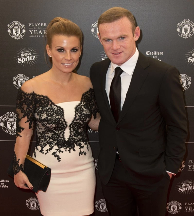 Wayne Rooney pictured getting into hotel lift with mystery woman at 5:30am after seven-hour booze session - Bóng Đá
