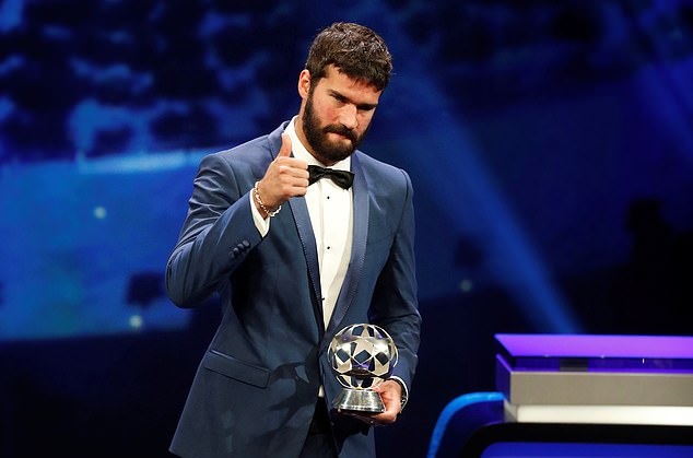 ảnh Van Dijk nhận giải Cầu thủ xuất sắc nhất năm - Bóng Đá