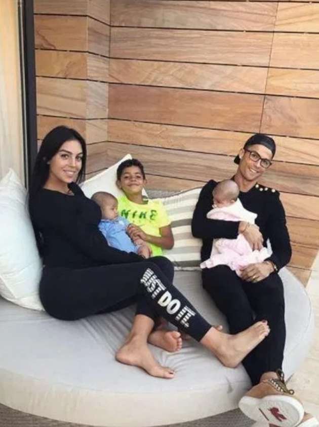 How Cristiano Ronaldo’s girlfriend Georgina Rodriguez went from £250-a-week shop girl to mother of his four kids - Bóng Đá