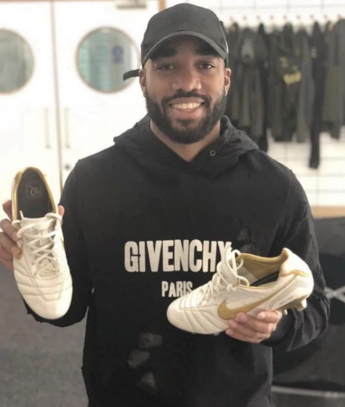Aubameyang, Benzema and Luiz swear by RareBoots4U, a company that specialises in selling vintage boots for £500 a pair - Bóng Đá
