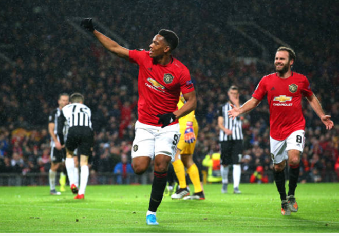 Song sát nổ súng, Man United chính thức đi tiếp ở Europa League
