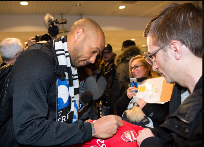 Thierry Henry hugs fans and poses for selfies at Montreal airport as Arsenal legend arrives in Canada for manager job - Bóng Đá