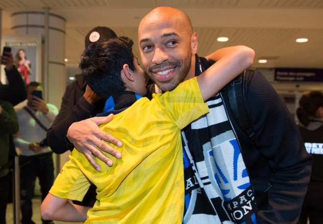 Thierry Henry hugs fans and poses for selfies at Montreal airport as Arsenal legend arrives in Canada for manager job - Bóng Đá