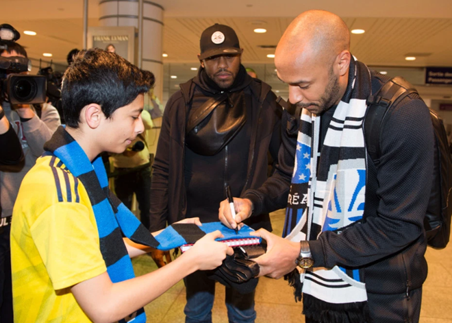 Thierry Henry hugs fans and poses for selfies at Montreal airport as Arsenal legend arrives in Canada for manager job - Bóng Đá