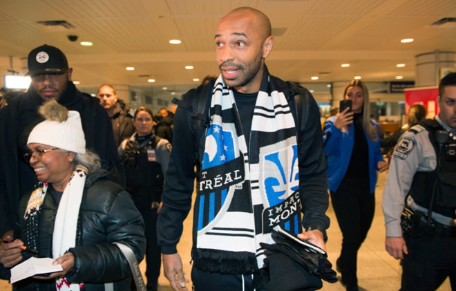 Thierry Henry hugs fans and poses for selfies at Montreal airport as Arsenal legend arrives in Canada for manager job - Bóng Đá