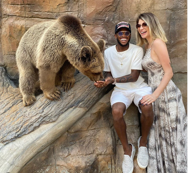 Man Utd ace Fred feeds a BEAR while giraffe eats his wife Monique’s hair during trip to the zoo on Dubai holiday - Bóng Đá
