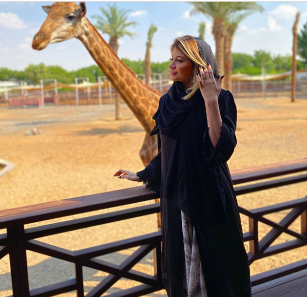 Man Utd ace Fred feeds a BEAR while giraffe eats his wife Monique’s hair during trip to the zoo on Dubai holiday - Bóng Đá