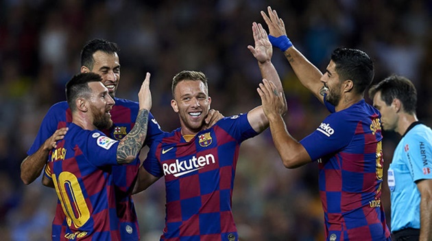 Barcelona are hurtling towards the end of their greatest era, with only Lionel Messi, Gerard Pique and Sergio Busquets still standing - Bóng Đá