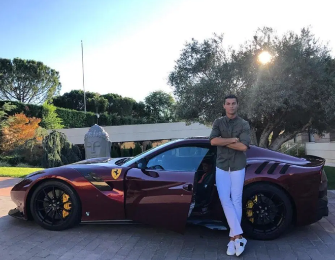 Bộ sưu tập siêu xe của Ronaldo (The Sun) - Bóng Đá