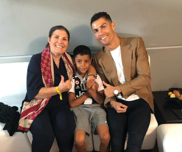 Ảnh hậu trường bà mẹ của Ronaldo (The Sun) - Bóng Đá