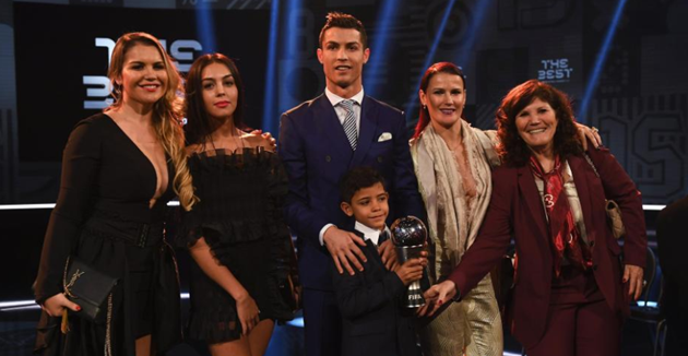 Ảnh hậu trường bà mẹ của Ronaldo (The Sun) - Bóng Đá