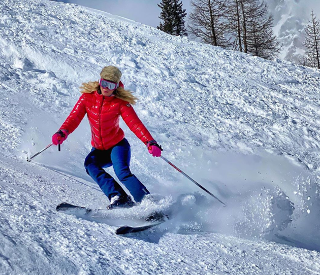 Glam Italian TV star Diletta Leotta stuns as she spends break away skiing while coronavirus grips country - Bóng Đá