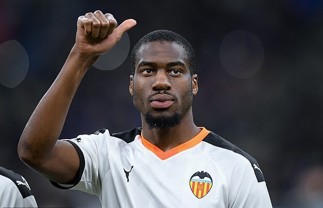 Tottenham 'monitor Valencia's Geoffrey Kondogbia as Jose Mourinho seeks to buy a defensive midfielder' - Bóng Đá