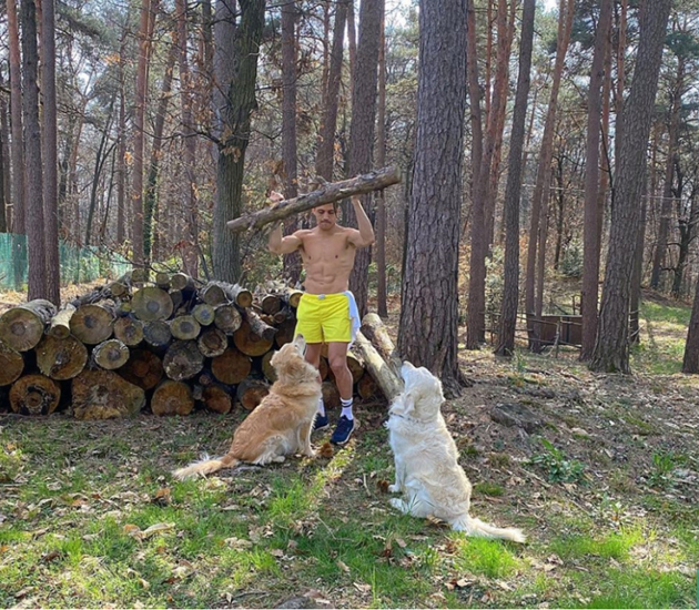 Alexis Sanchez uses coronavirus quarantine to train shirtless with his two beloved dogs at home after injury - Bóng Đá