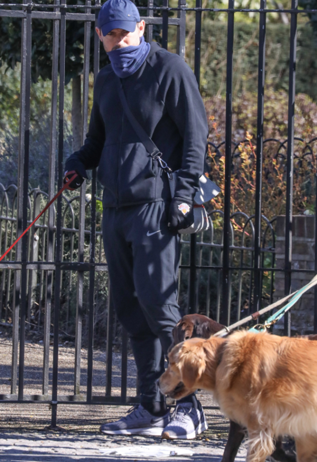 Chelsea boss Frank Lampard covers face with scarf and wears gloves to walk dog Minnie amid coronavirus fears - Bóng Đá