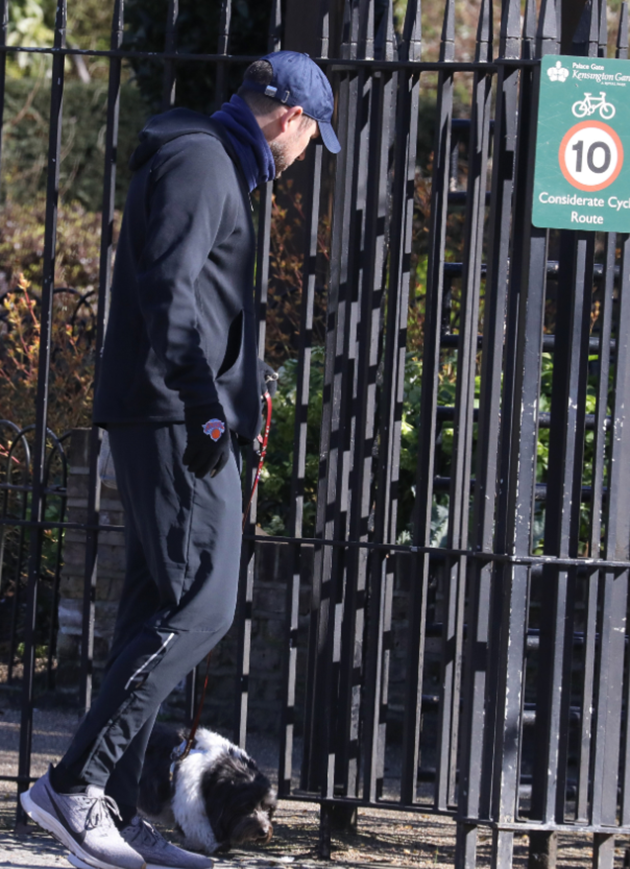 Chelsea boss Frank Lampard covers face with scarf and wears gloves to walk dog Minnie amid coronavirus fears - Bóng Đá