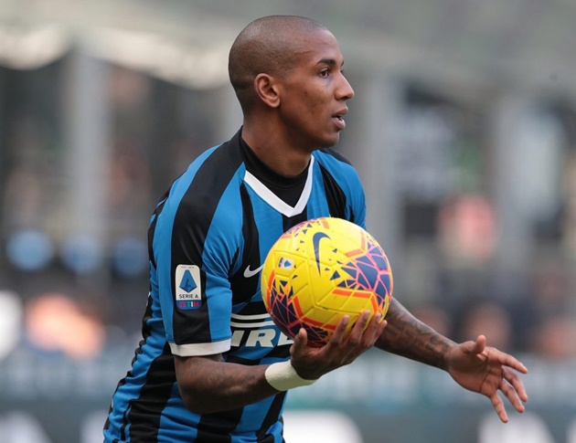 Former Manchester United winger Ashley Young shares coronavirus advice from lockdown in Italy - Bóng Đá