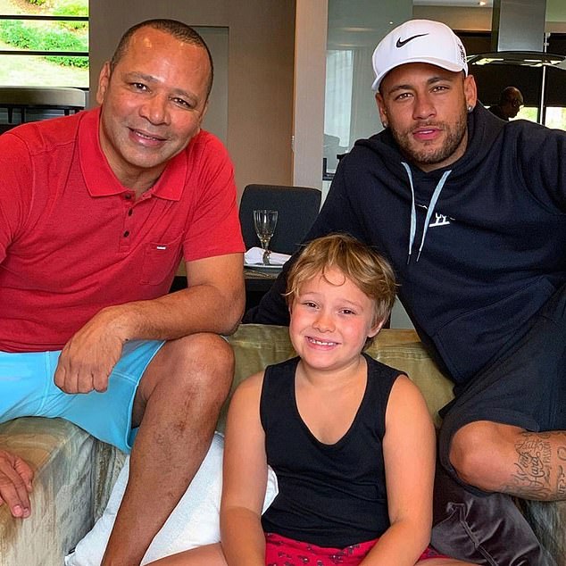 Behind Neymar's colorful family - Football