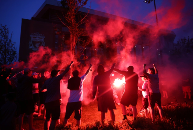 Hình ảnh các CĐV Liverpool ăn mừng vô địch (The Sun) - Bóng Đá